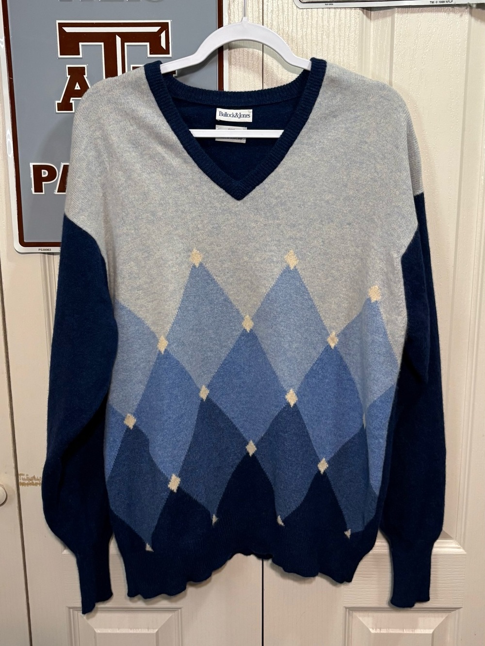 Bullock & Jones Men’s 100% Geelong Lambs’wool V-Neck Sweater